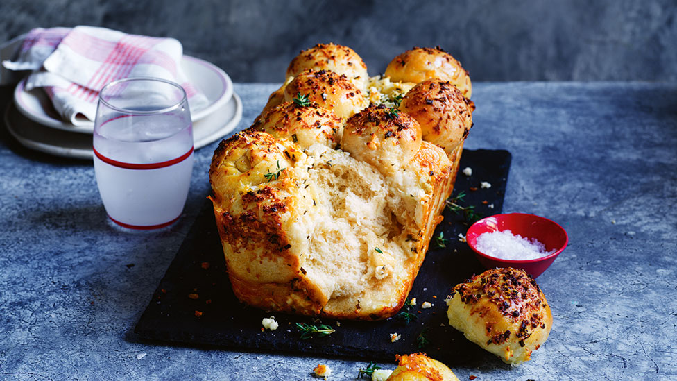 3-cheese and herb monkey bread