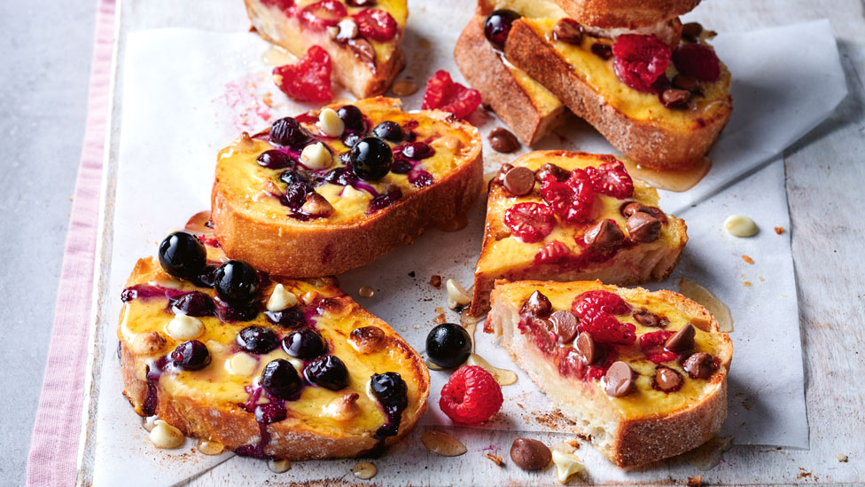 Choc-berry custard toast 