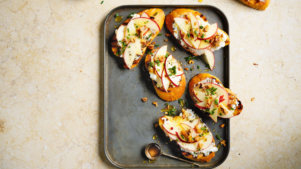 Apple and goat's cheese toasts