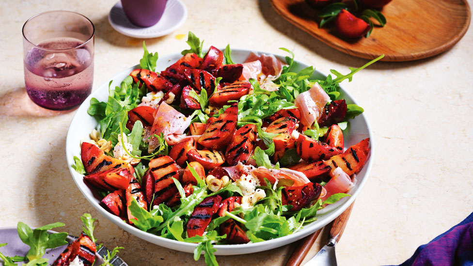 Chargrilled plum and prosciutto salad