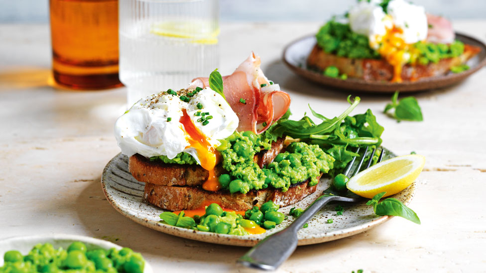 Pea and prosciutto bruschetta