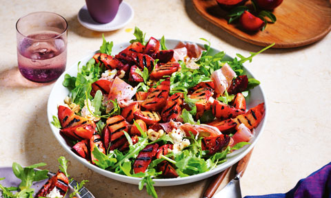 Chargrilled plum and prosciutto salad