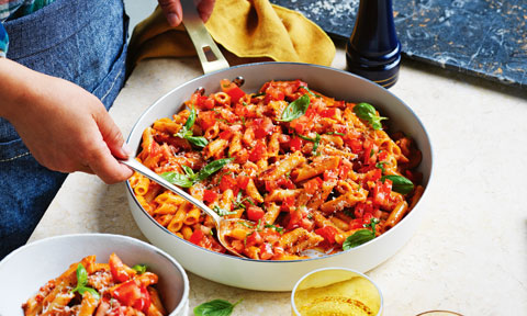 Dairy-free ‘creamy’ roasted tomato pasta