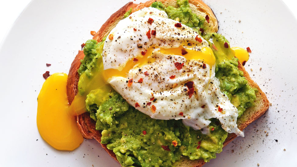 Poached eggs with avocado on wholegrain toast 
