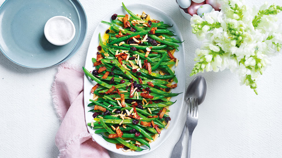 Trimmed green beans with chopped bacon and almonds