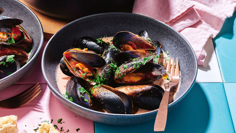 Creamy tomato mussels