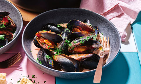 Creamy tomato mussels