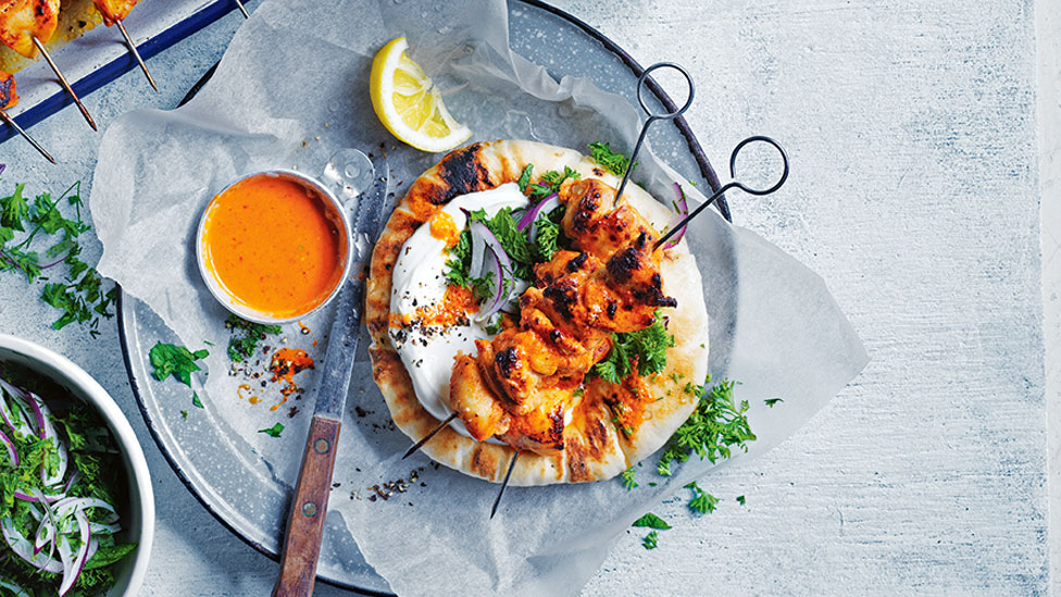 Chicken shish kebabs with chilli-tomato sauce 