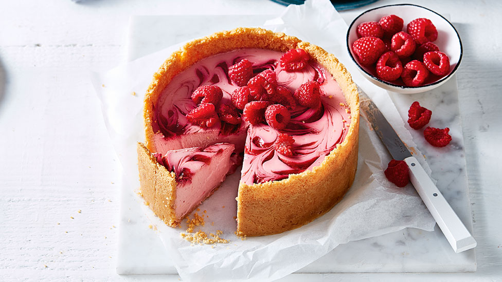 Slow cooker raspberry swirl cheesecake 