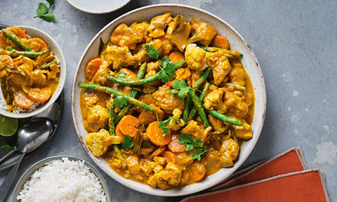 Chicken and vegetable curry with rice
