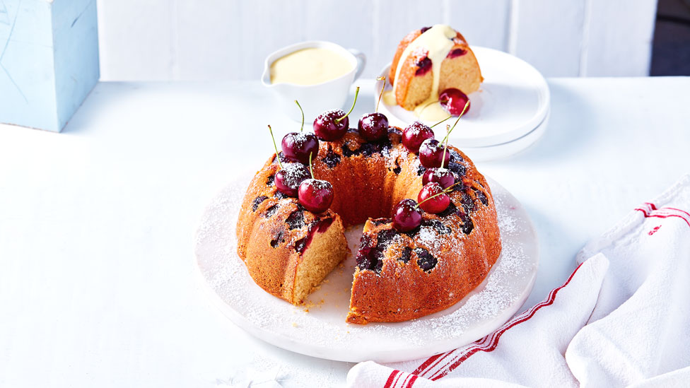 Cherry-cinnamon wreath cake with a circle of cherries on top