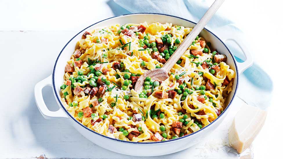 A creamy chorizo carbonara in a baking pot