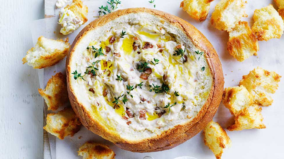 Leek and bacon cob dip with bread pieces