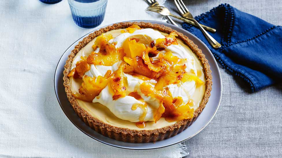 Baked cheesecake tart with caramelised pineapple