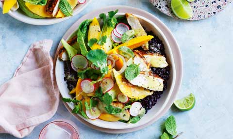 Spiced chicken and mango salad bowl