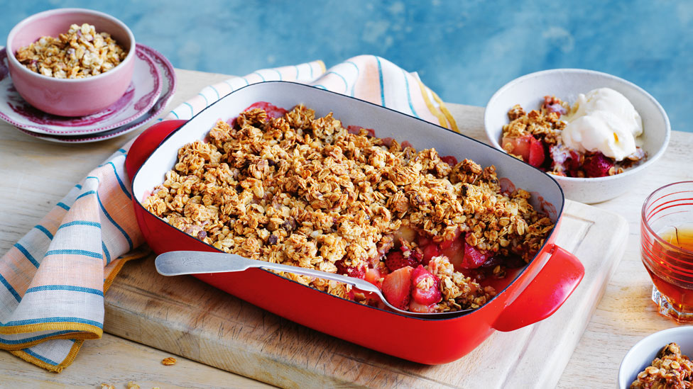 Easy pear and strawberry crumble 