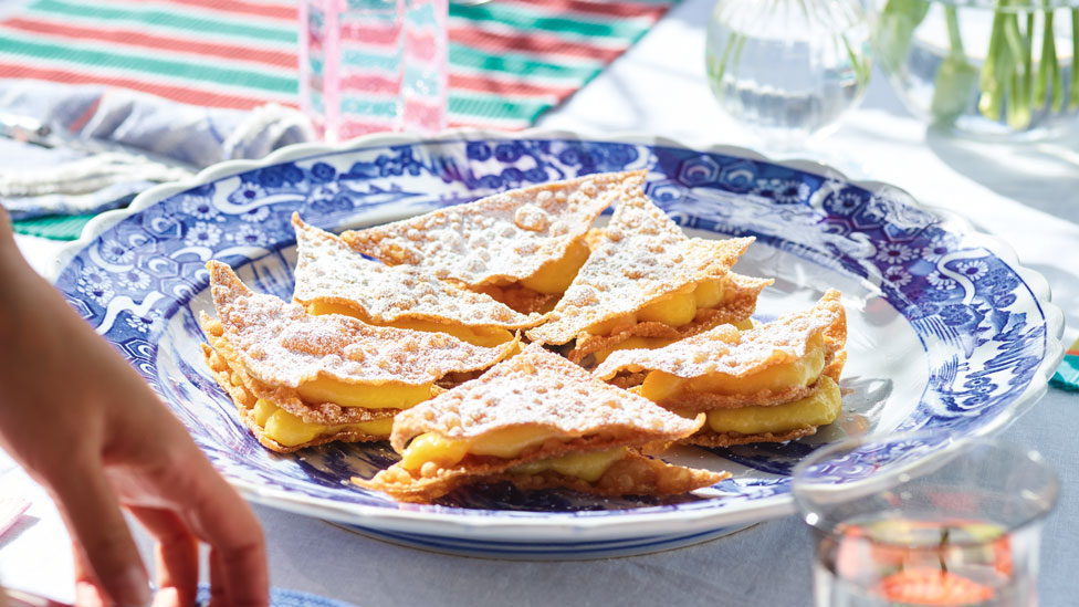 Mille-feuille with wontons and mango creme patissiere