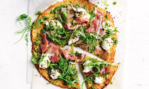 Cauliflower pizza with prosciutto and rocket