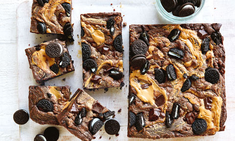 A baking tray of peanut butter and oreo cookies