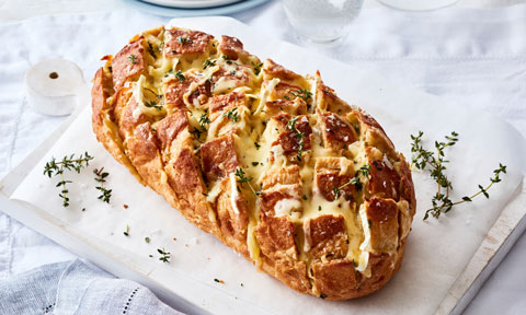 Brie and caramelised onion pull-apart bread