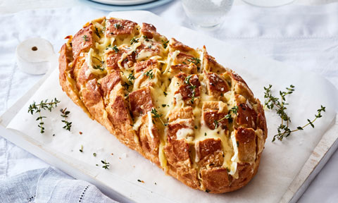 Brie and caramelised onion pull-apart bread with a cheeseboard pattern on top