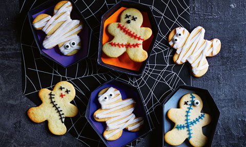 Six cinnamon mummy biscuits