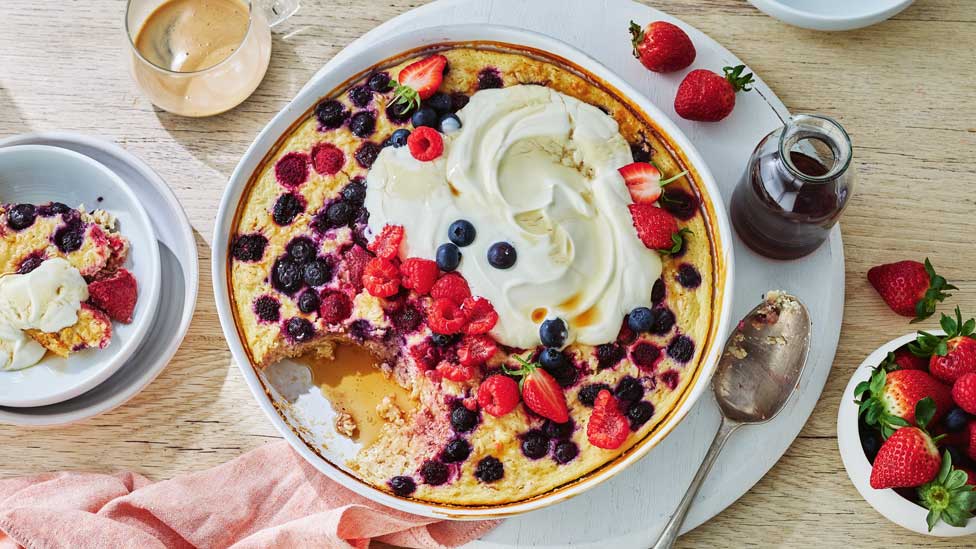 Mixed berry and yoghurt baked oats