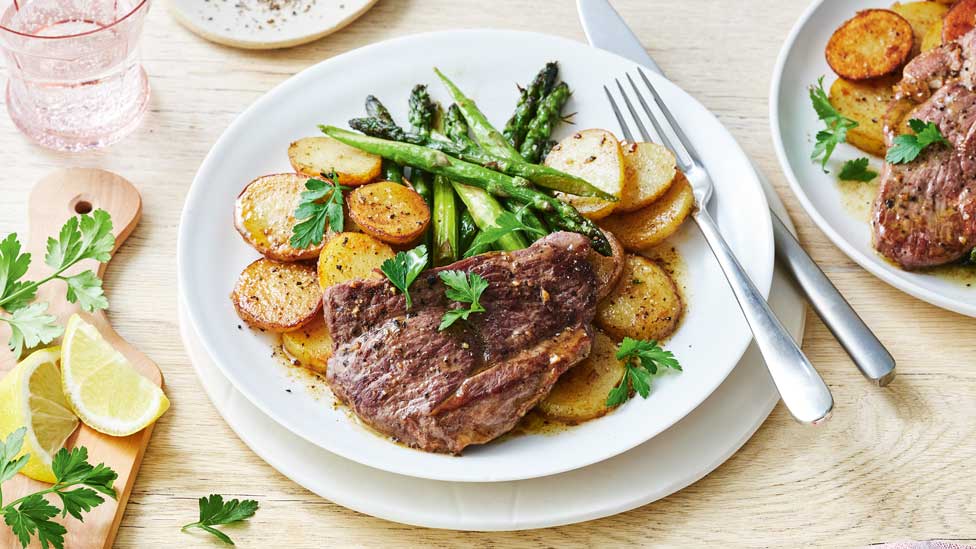 Garlic lamb with potatoes and asparagus