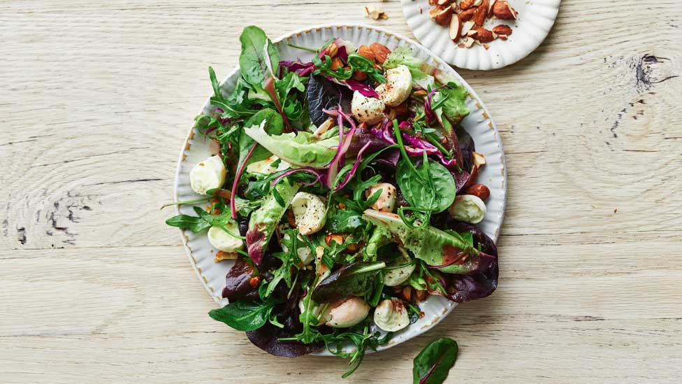 Balsamic salad with almonds and bocconcini 
