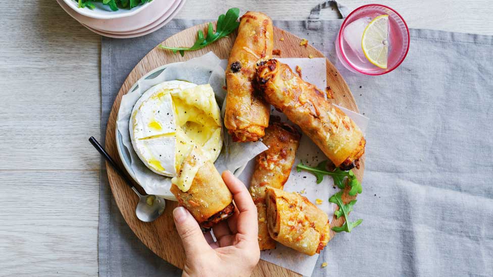 Pizza sticks with fondue