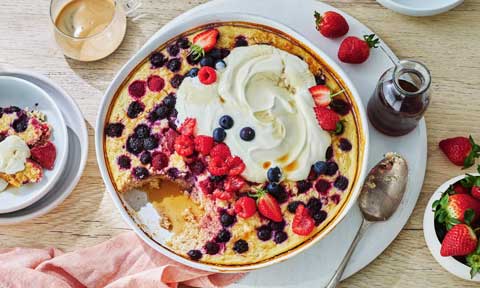 Mixed berry and yoghurt baked oats