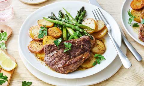 Garlic lamb with potatoes and asparagus