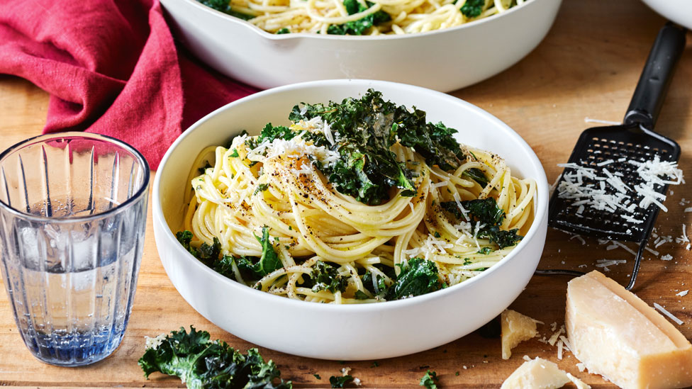 Cacio e pepe spaghetti with crispy kale chips