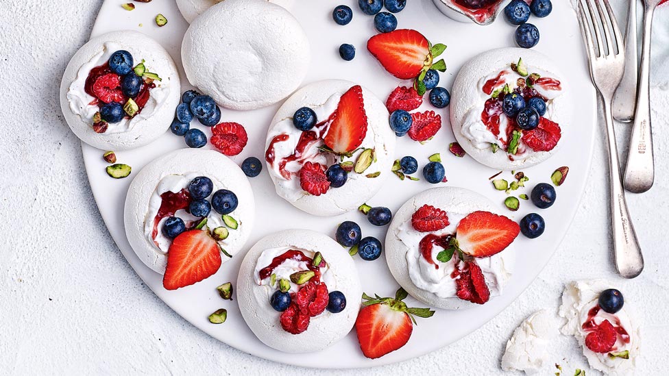 Six egg-free mini pavlovas