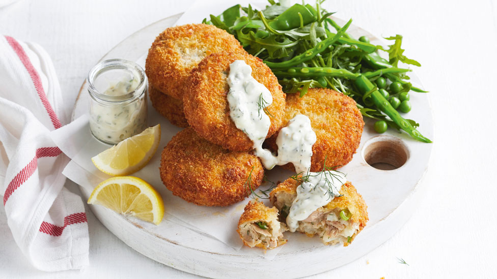 Six tuna patties with dill and caper dressing