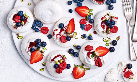 Six egg-free mini pavlovas