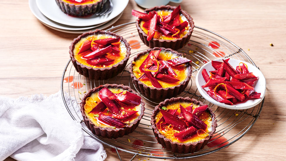 Cinnamon brûlée tarts with chocolate pastry