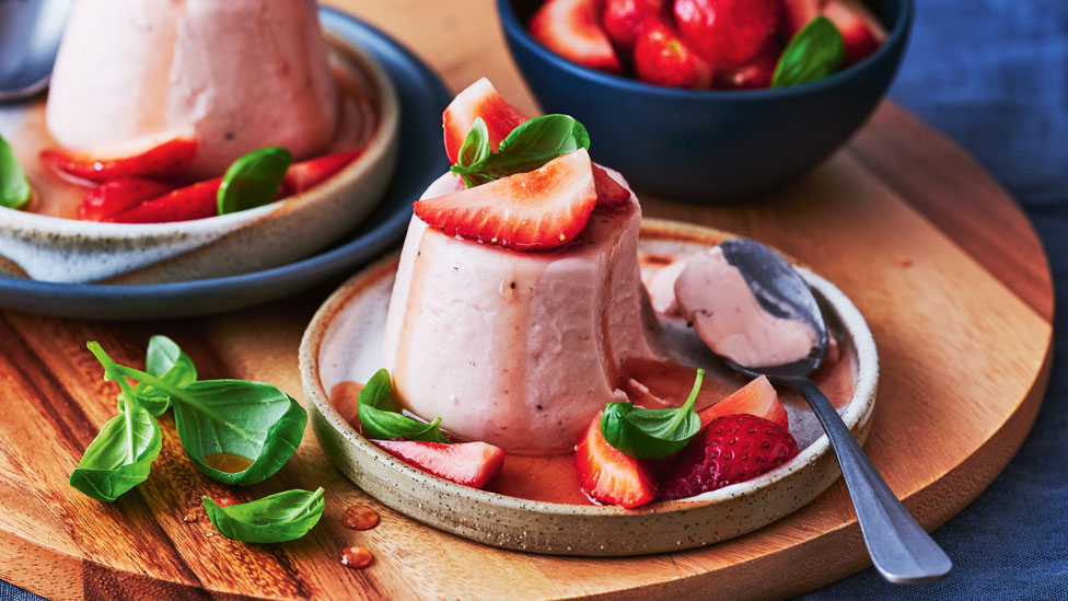 Strawberry yoghurt panna cottas