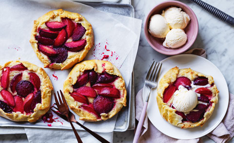 Mini plum crostatas