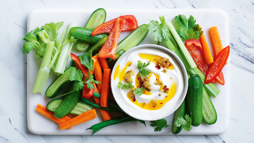 Veggies and yoghurt dip