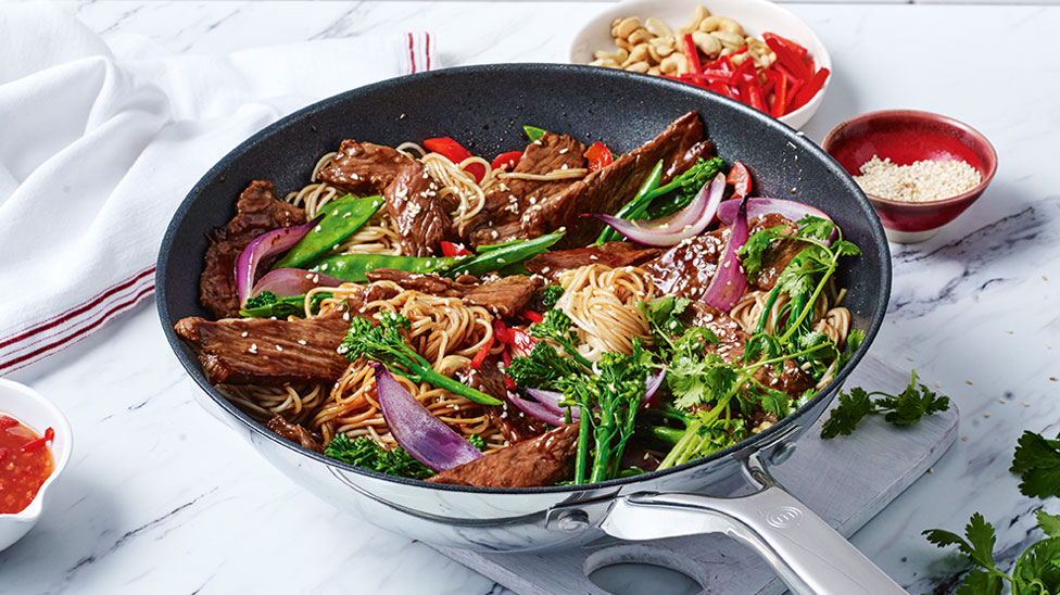 Stir fry pan with lid
