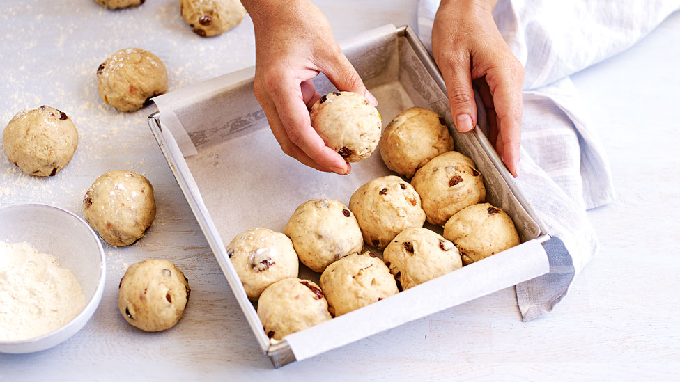 Put buns into a square cake pan
