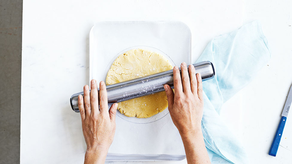 Rolling out dough to a 20 cm disc