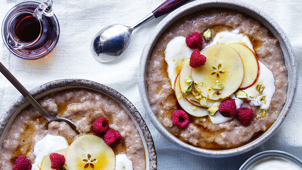 Banana, raspberry with yoghurt and oats