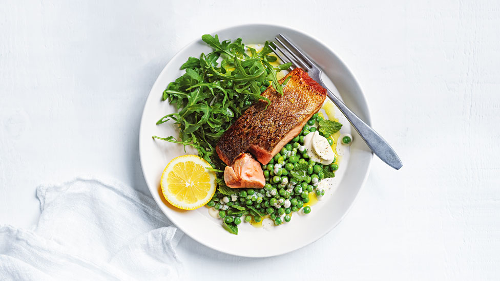 Oily salmon with beans and rocket leaves