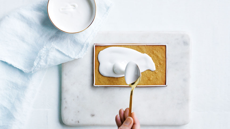 Coat the gingerbread pieces with icing sugar