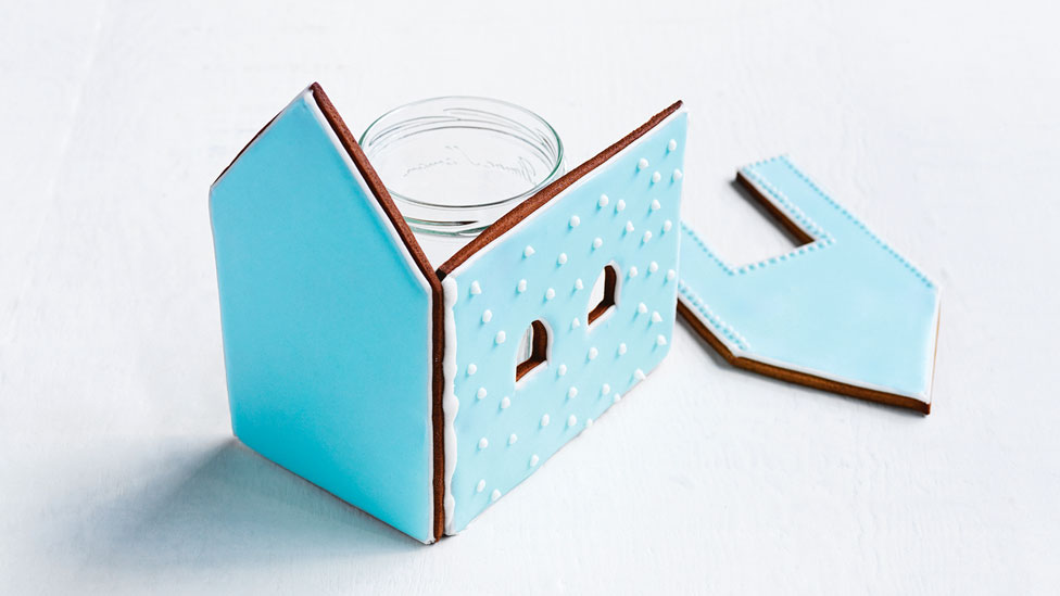 Use a jar to keep gingerbread pieces upright
